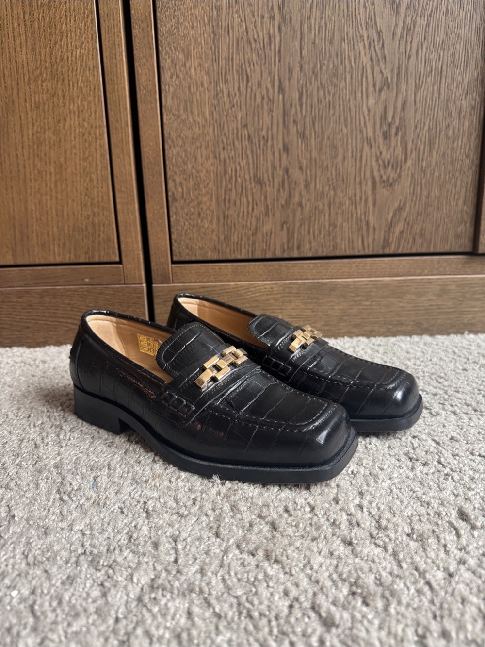 ALOHAS Black Croc-Embossed Loafers with Gold Chain